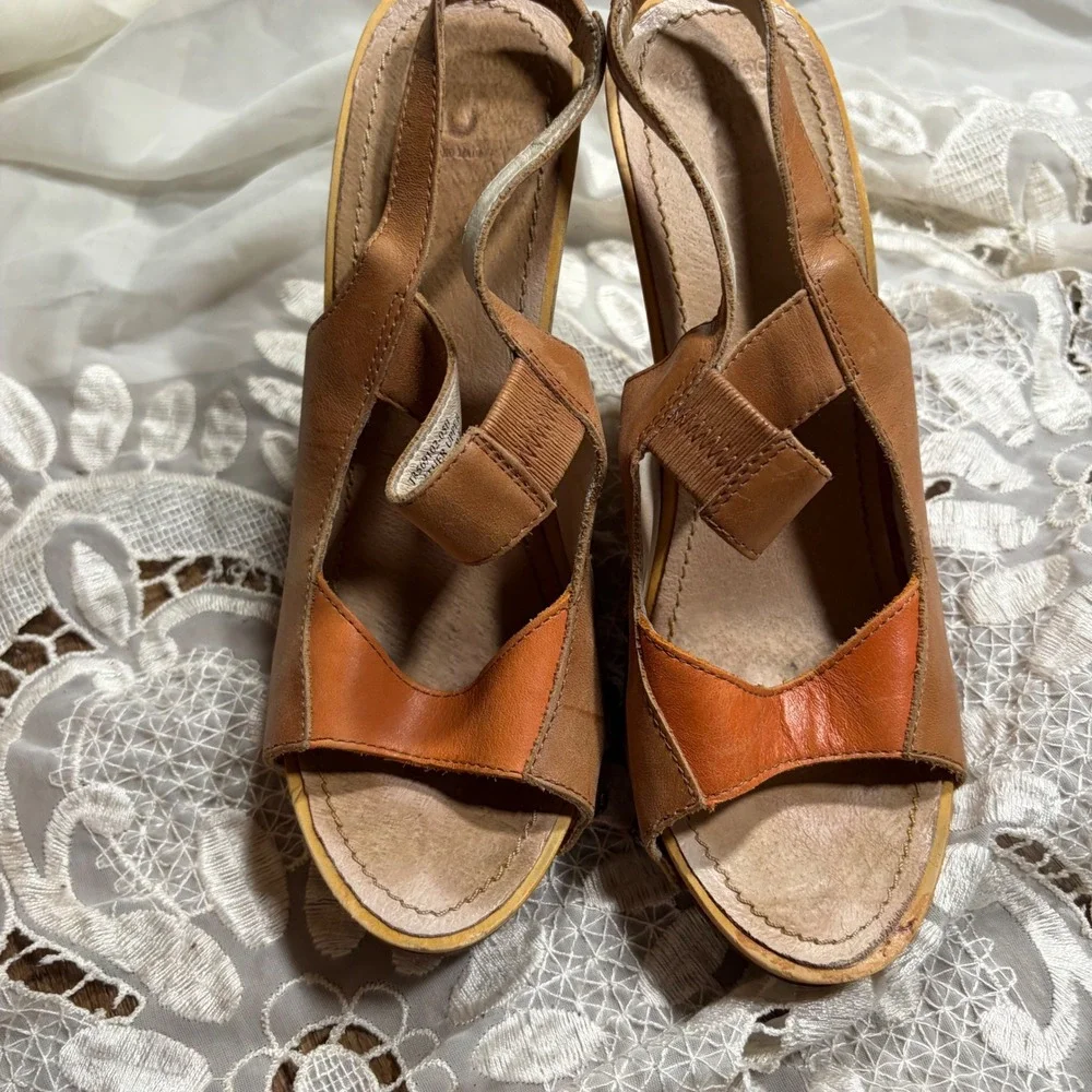 True Religion Y2K Grunge Tan Leather Studded Wooden Wedge Sandals Womens 8